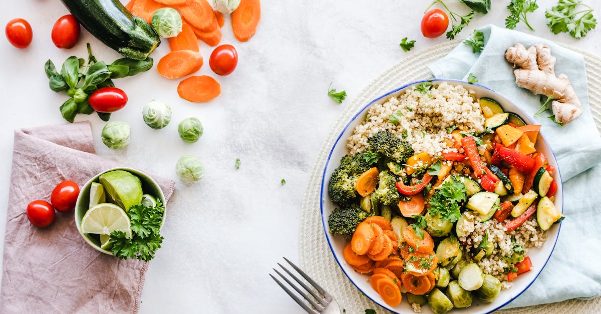 explorez les principes fondamentaux de la nutrition, y compris les nutriments essentiels, les directives alimentaires et l'impact des choix alimentaires sur la santé et le bien-être en général.